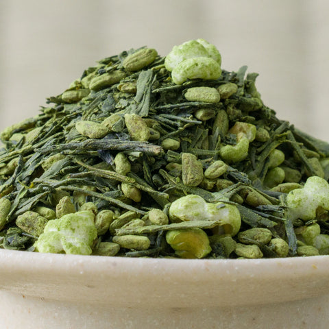 Close-up of Hōjō Genmaimatcha, matcha-dusted green leaf and popped rice heaped in a pale ceramic bowl