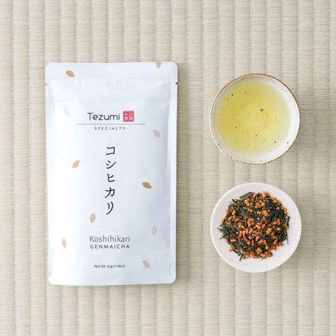 Tezumi Koshihikari Genmaicha pouch on tatami beside a cup of the brewed tea and a dish of the dry leaf