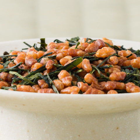 Close-up of Koshihikari genmaicha leaf and roasted rice heaped in a white bowl