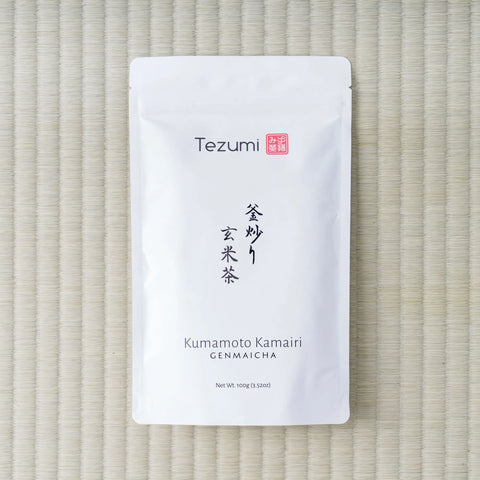 Silver Tezumi pouch of Kumamoto Kamairi Genmaicha (釜炒り 玄米茶) on a tatami mat.