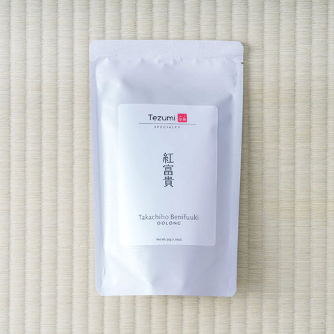 Silver Tezumi pouch of Takachiho Benifuki Oolong (紅富貴) on a tatami mat.