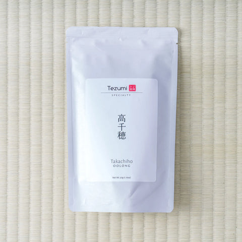 Silver Tezumi pouch of Takachiho Oolong (高千穂) on a tatami mat.