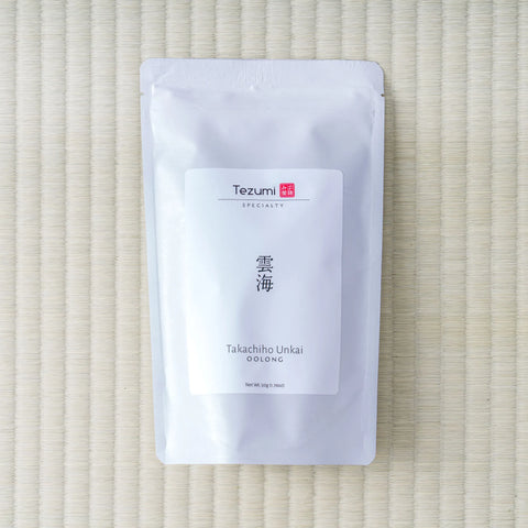 Silver Tezumi pouch of Takachiho Unkai Oolong (雲海) on a tatami mat.