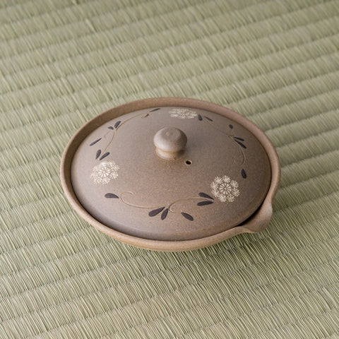 Overhead view of the shiboridashi lid showing the carved floral pattern and knob