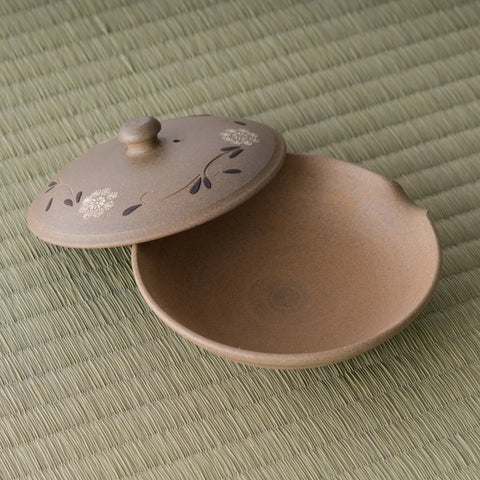 The shiboridashi with its lid removed and set beside the shallow pouring bowl