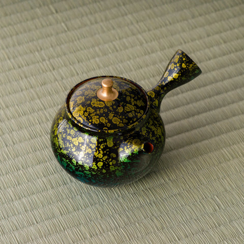Overhead view of the kyusu showing the gold floral pattern on the lid