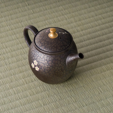 Overhead view of the teapot showing the lid with its gold knob