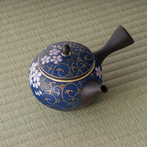Overhead view of the kyusu showing the blue cherry-blossom pattern on the lid
