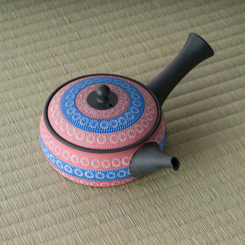 Overhead view of the kyusu showing the blue ring-pattern decoration on the lid