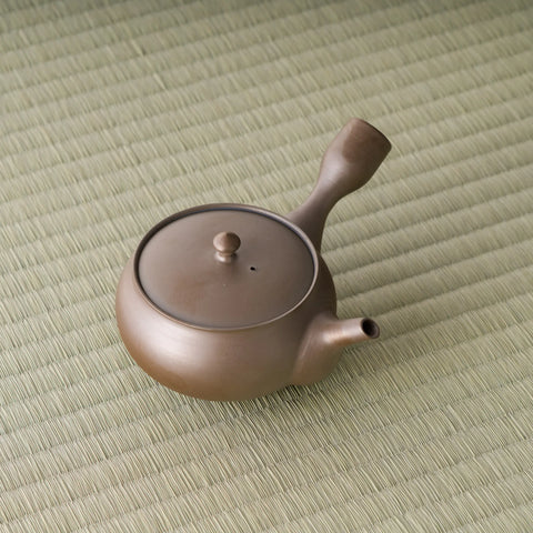 Overhead view of the shidei kyusu showing the lid, knob and side handle