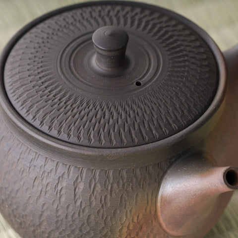 Close-up from above of the kyusu lid showing its fine carved chatter-mark texture