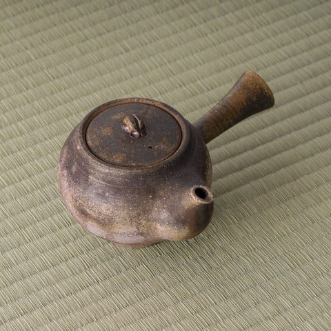 Overhead view of the wood-fired kyusu showing the lid, knob and side handle