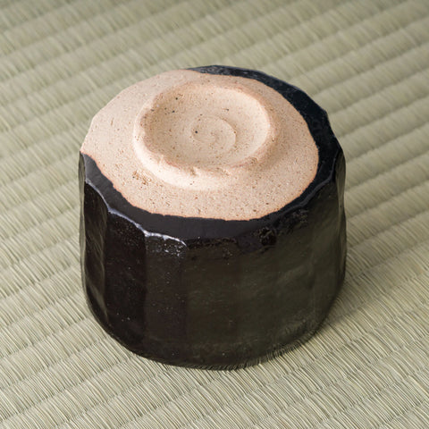 Oharagi Seto-guro matcha bowl, underside view showing the unglazed clay foot