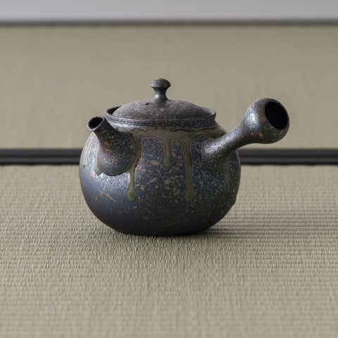 Front view of the bronze-grey kyusu showing the lid and knob