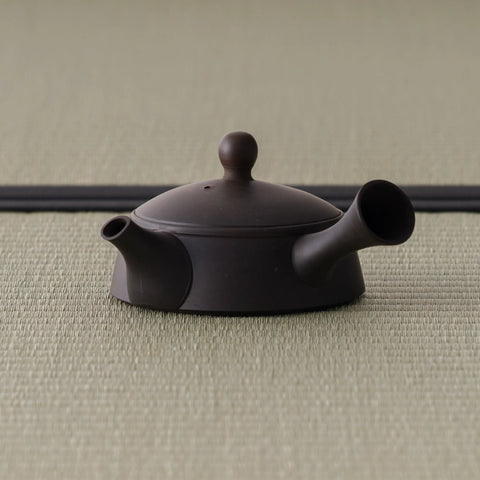 Front view of the two-tone kyusu showing the domed lid and knob