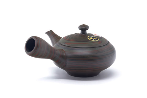 Side profile showing the spout and handle