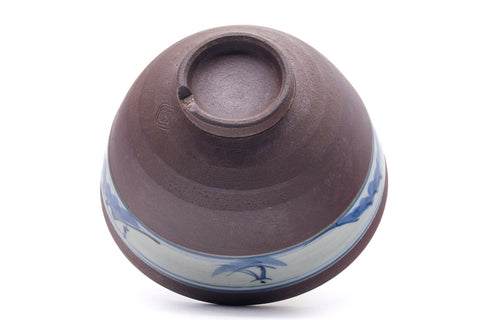 Mountainous-band chawan inverted to show the underside and trimmed foot ring (kodai)