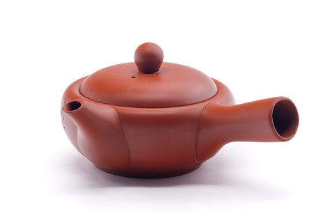 Side profile showing the spout and side handle
