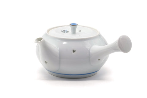 Side view with the spout pointing right.