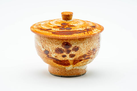 Three-quarter view of the covered yunomi with its knobbed lid in place.