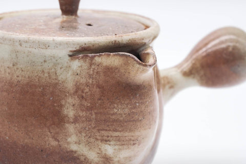 Tezumi — Japanese Kyusu - Brown Milky Drip-Glazed Hagi-yaki Ceramic Teapot - 220ml — closeup of the decoration
