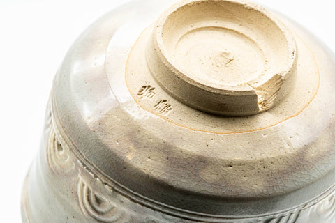 Tezumi — Japanese Matcha Bowl - 香雲 Miyagawa Kouun - Wave Engraved Kyo-yaki Dojimari-gata Chawan - 350ml — closeup of the glaze