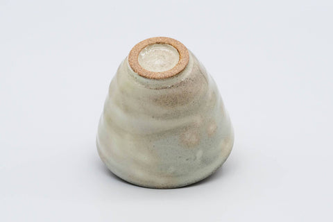 Gohonte Rokurome Mino-yaki yunomi teacup, speckled beige glaze with throwing rings - tilted to show the unglazed clay foot