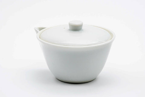 Another angled view of the lidded white porcelain houhin.