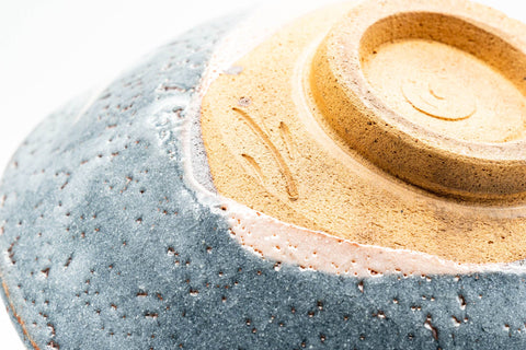 Japanese Matcha Bowl - Floral Blue Shino Glazed Summer Chawan - 200ml - close-up of the unglazed foot and base