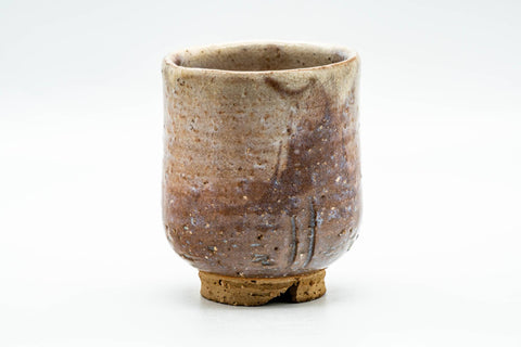 Three-quarter view of the Hagi-yaki yunomi showing tonal variation across the cream and rust glaze