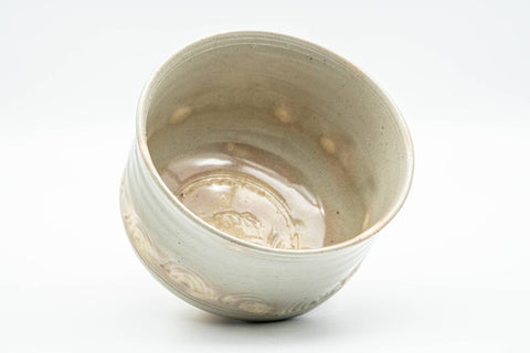Tezumi — Japanese Matcha Bowl - 香雲 Miyagawa Kouun - Wave Engraved Kyo-yaki Dojimari-gata Chawan - 350ml — three-quarter view