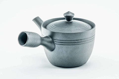 Side view of the black kyusu with the handle to the left, lid on.