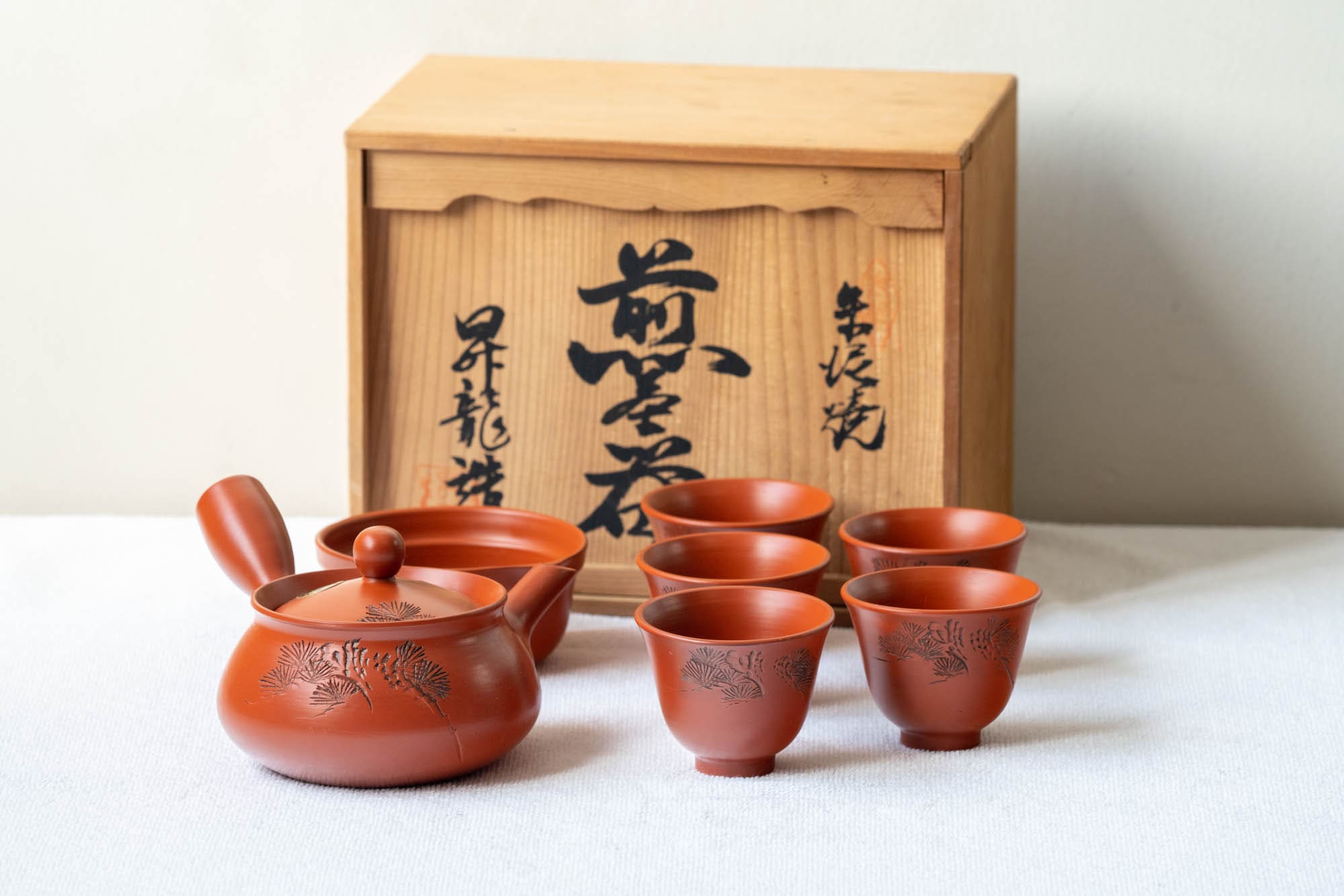 Japanese Tea Set - 光昇 Shoryu Kiln - Floral Engraved Tokoname-yaki Kyusu Teapot with Katakuchi Water Cooler and 5 Yunomi Teacups