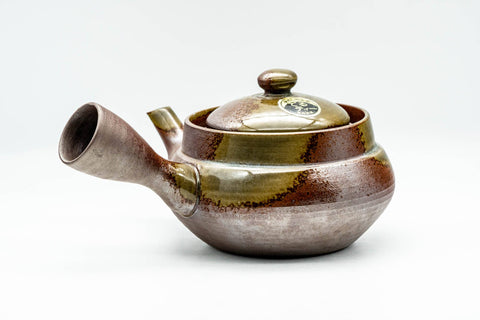 Side profile showing the straight side handle and tapered spout.