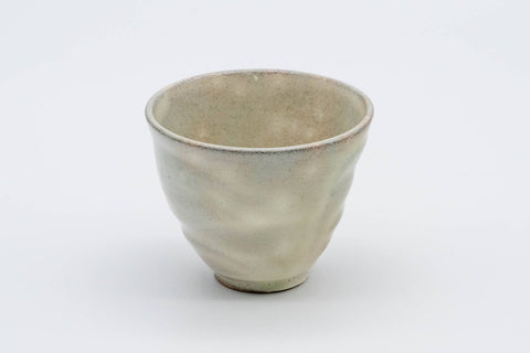 Gohonte Rokurome Mino-yaki yunomi teacup, speckled beige glaze with throwing rings - side view of the tapered body