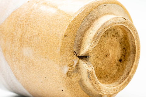 Japanese Teacup - Beige White Glazed Weathered Hagi-yaki Yunomi - 190ml - close-up of the base and footring