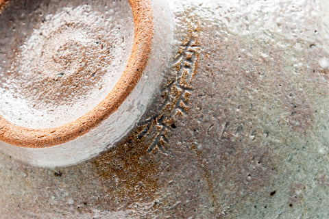 Japanese Matcha Bowl - Grey Gohonte Glazed Hira-gata Chawan with Wooden Box - 350ml - close-up of the unglazed clay foot ring