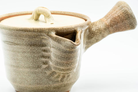 Tezumi — Japanese Kyusu - Beige Weathered Hagi-yaki Do-ake Teapot - 330ml — closeup of the base