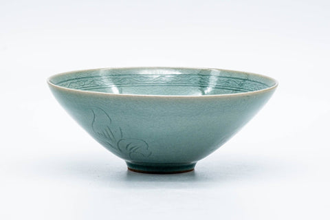 Tezumi — Korean Matcha Bowl - 황렌제/黄仁哲 Hwang Ren-je - Unkaku Green Celadon Chawan - 150ml — front view from another angle