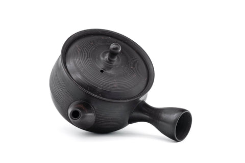 Spiraling benishibori Tokoname teapot, top-down view of the spiral lid