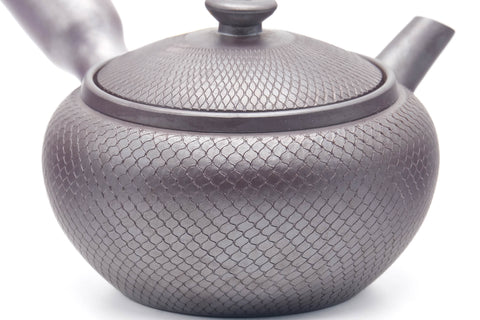 Tezumi — Japanese Kyusu - Engraved Banko-yaki Mesh Teapot - 290ml — closeup of the base