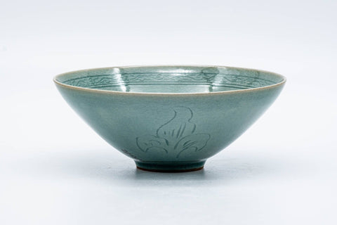 Tezumi — Korean Matcha Bowl - 황렌제/黄仁哲 Hwang Ren-je - Unkaku Green Celadon Chawan - 150ml — three-quarter view