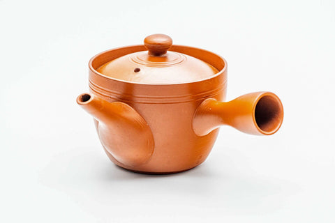 Rear three-quarter view of the red kyusu showing the side handle.