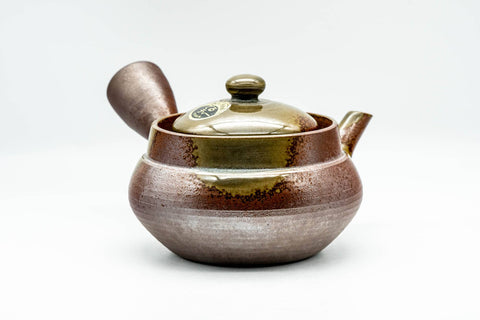 Top-front view showing the lid, side handle and short spout.