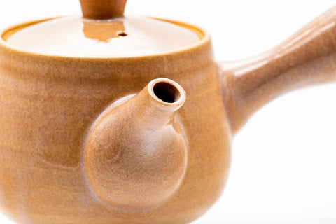 Japanese Kyusu - Pink Hagi-yaki Ceramic Filter Teapot - 300ml - angled top view of the body and lid, spout toward the front right