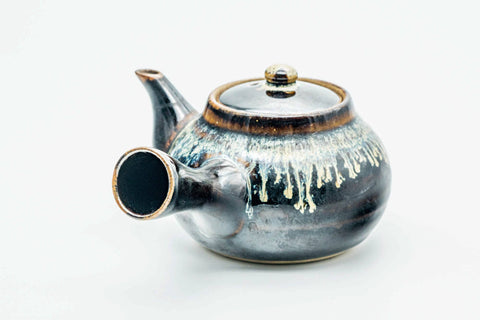 Side view of the kyusu with the handle to the left, lid on, showing the spout.