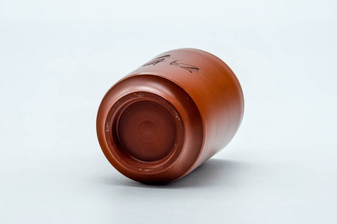 Tezumi — Japanese Teacup - Calligraphy Engraved Tokoname-yaki Yunomi - 185ml — three-quarter view