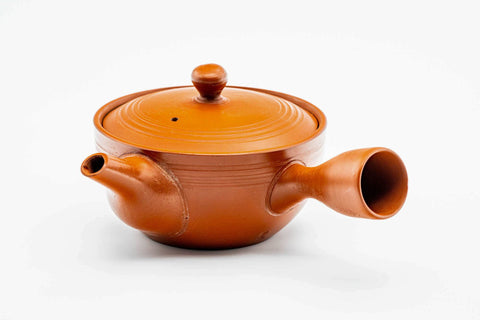 Rear three-quarter view of the wide red kyusu showing the side handle.