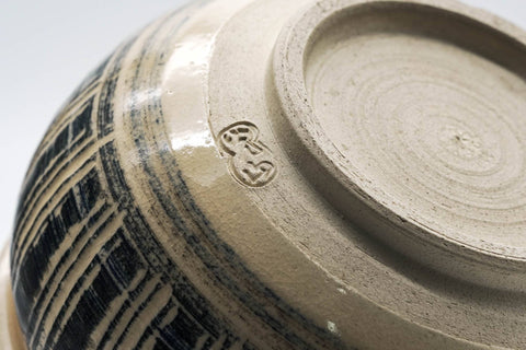 Tezumi — Japanese Kensui - Beige Brush Glazed Striped Water Bowl - 400ml — closeup of the glaze