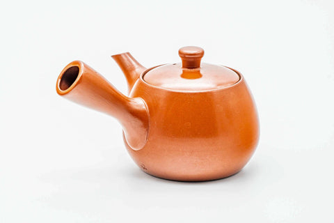Red shudei Tokoname kyusu, side profile with the spout to the left